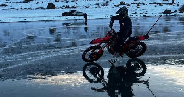 Profesyonel motosikletçi Atlı dan Çıldır Gölü nde buz üstünde drift şov Kars Haberleri