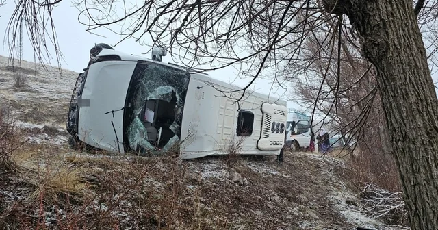 Okul servisi yan yattı, 14 ü öğrenci 15 kişi yaralandı Sivas Haberleri
