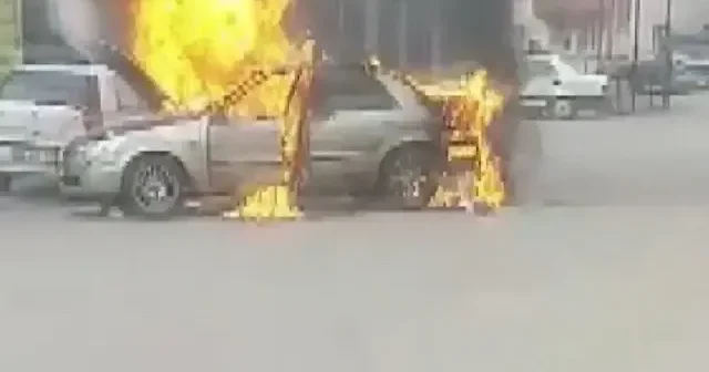 Gümüşhane’de otomobil alev topuna döndü: O anlar kamerada VİDEO İZLE