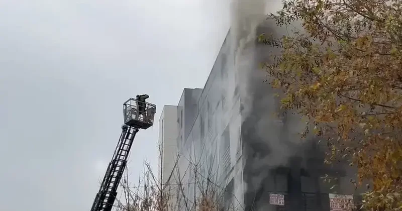 Kadıköy de 5 katlı binada yangın; Bağdat Caddesi trafiğe kapatıldı