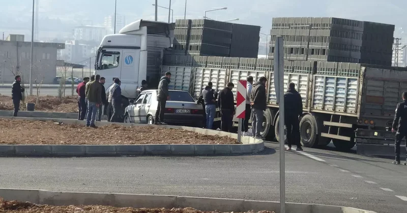 Otomobil tırın dorsesinin altında kaldı: Sürücünün burnu bile kanamadı