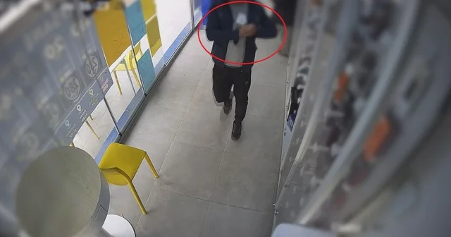 Camekandaki cep telefonunu kaşla göz arasında çalan hırsızın o anları kamerada Hatay Haberleri