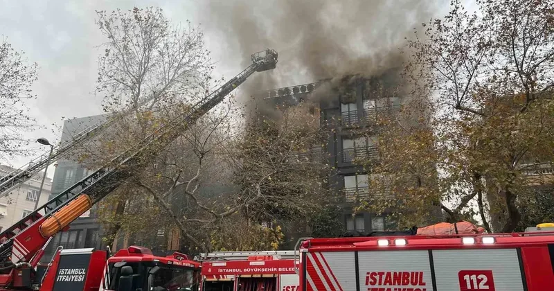 Bağdat Caddesi’nde çatı katında çıkan yangın büyüdü, 2 bloklu bina küle döndü