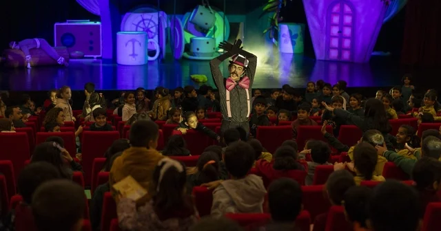 Bisküvi Adam sahneye çıktı, minik seyirciler kahkahaya boğuldu Mersin Haberleri