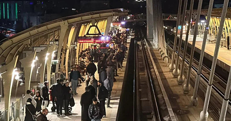 İstanbul da metro arızası! Seferler aksadı, duraklarda yoğunluk oluştu
