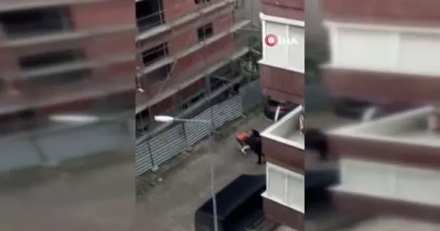 İşçilere küfürlü saldırı! Arkadaşlarına yardıma koşan işçi kamerada