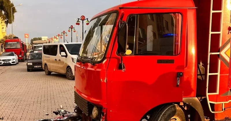 İzmir de kamyonet ve motosiklet çarpıştı: Feci kaza güvenlik kamerasında