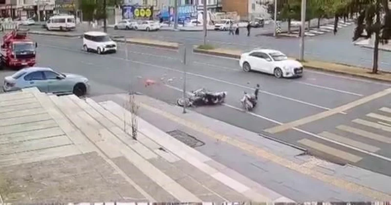 Son dakika: Yolun karşısına geçmeye çalışan kadına motosikletli çarptı. Kaza kameralara yansıdı Son dakika haberleri