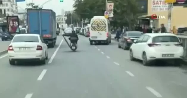 Motosikletlinin trafikte eşya taşıma yöntemi herkesi korkuttu