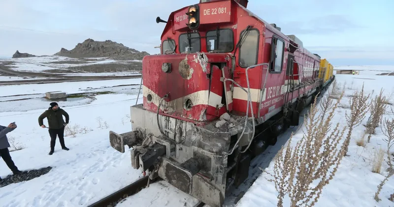 Kars ta korkunç tren kazası: Kamyon sürücüsü öldü!