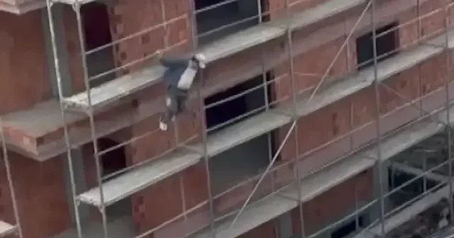 Avcılar’da inşaat alanında gürültü kavgası kamerada: İşçi iskeleden Örümcek Adam gibi indi VİDEO İZLE