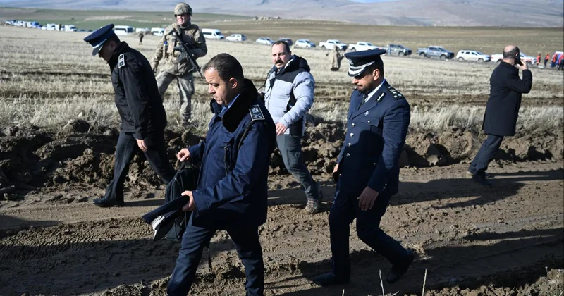 Libya heyeti jetin enkazında incelemelerde bulunuyor