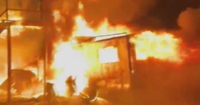 İşçilerin kaldığı konteyner yatakhane alevlere teslim oldu Hatay Haberleri