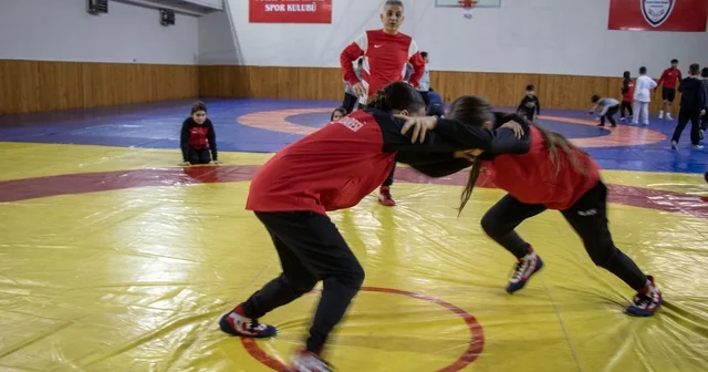 Şampiyon güreşçi Nesrin Baş, Tokat ta kız çocuklarına örnek oldu Nesrin Baş ın başarısı kız çocuklarını mindere çekti Tokat Haberleri