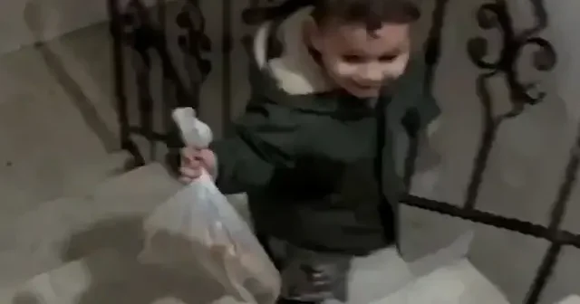 Minik çocuğun ilk görev heyecanı gülümsetti VİDEO İZLE