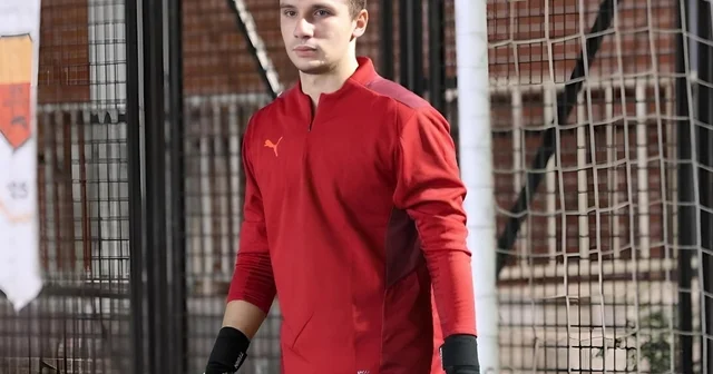 İzmirli kaleci Kaan Tınmaz takımsız kaldı, halı sahaya kiralık kaleci oldu Maç takvimi Süper Lig den daha yoğun Kiralık kaleci Kaan Tınmaz: Baklavaya ortağım, hesaba karışmam İzmir Haberleri