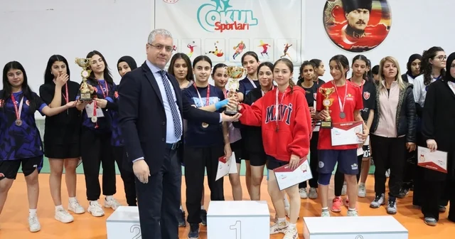 Malatya da badminton ve futsal il şampiyonları kupalarını aldı Malatya Haberleri