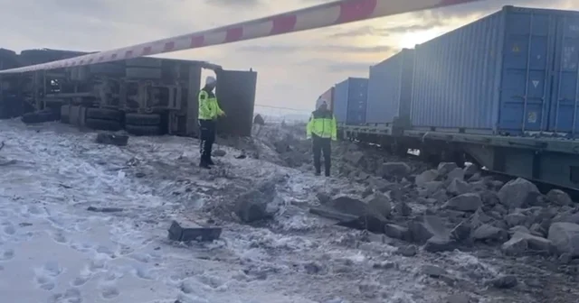 Kars ta yük treni, kamyona çarptı: 1 ölü Kars Haberleri