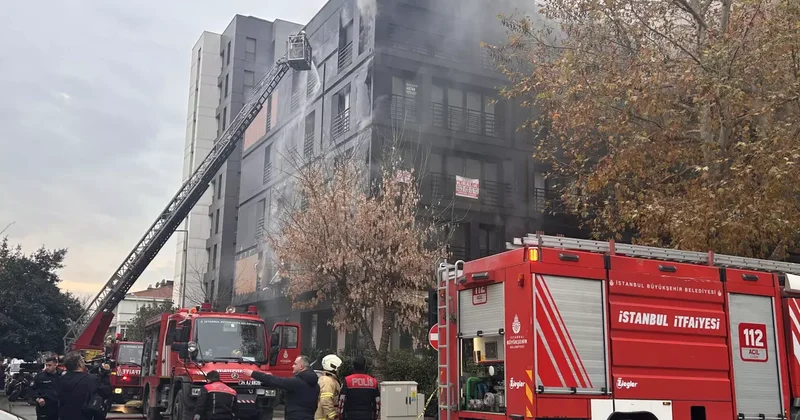 Kadıköy Bağdat Caddesi nde 5 katlı binada yangın!