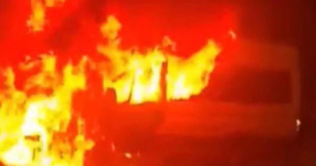 Seyir halindeki işçi servisi alev topuna döndü Yaralananın olmadığı olayda servis kullanılamaz hale geldi Gaziantep Haberleri