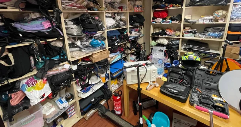 İstanbul da toplu taşımada unutulan eşyalar sergilendi