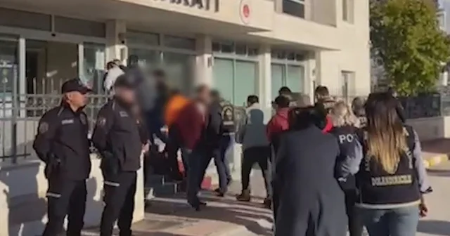 Telefonda kendilerini polis olarak tanıtıp 10 milyon lira dolandıran 7 şüpheli tutuklandı Antalya Haberleri