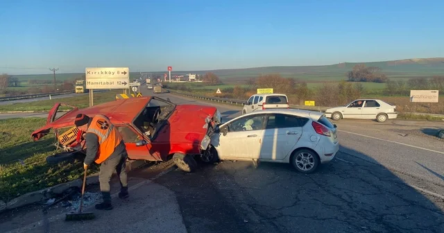 Lüleburgaz da kavşakta çarpışan otomobillerin sürücüleri yaralandı Kırklareli Haberleri