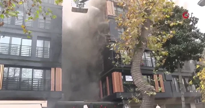 Son dakika... Kadıköy de 5 katlı binada yangın! Çok sayıda ekip sevk edildi