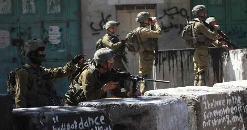 İşgalci İsrail ordusu Kudüs ün kuzeyinde 6 Filistinliyi yaraladı