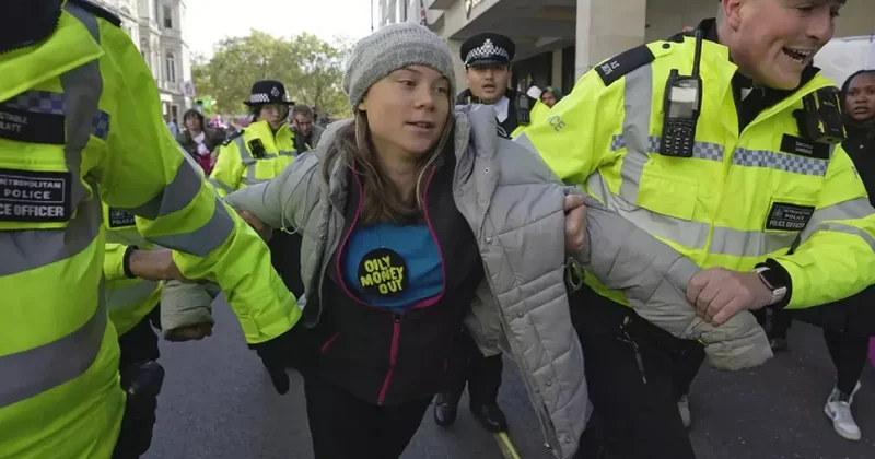 İngiltere’de gözaltına alınan aktivist Thunberg serbest bırakıldı