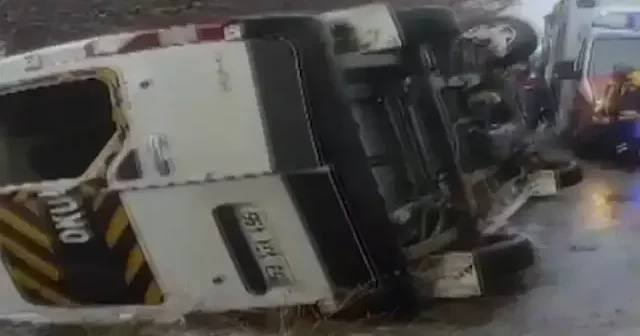 Sivas’ta öğrenci servisi devrildi: Çok sayıda yaralı var VİDEO İZLE