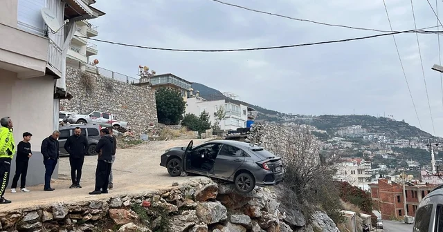 Antalya da geri manevra yapan araç şarampolde asılı kaldı Antalya Haberleri