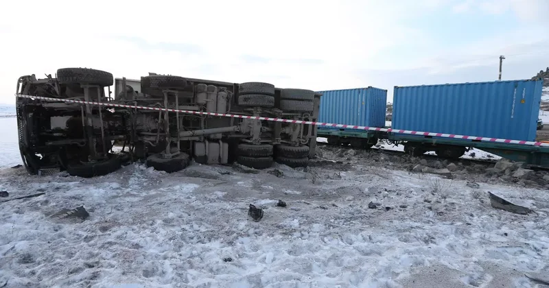 Kars ta yük treninin çarptığı kamyonun sürücüsü hayatını kaybetti