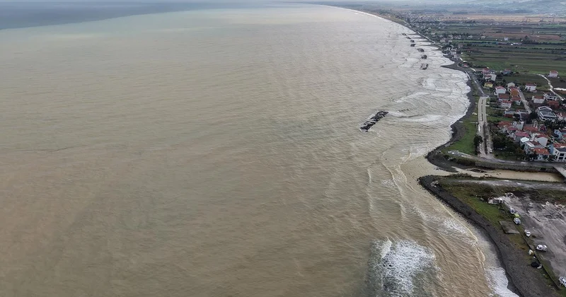 Yağış Karadeniz’in rengini kahverengiye boyadı