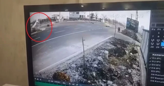 Otomobilin refüjdeki ağaç ve direğe çarptığı kaza kamerada Diyarbakır Haberleri