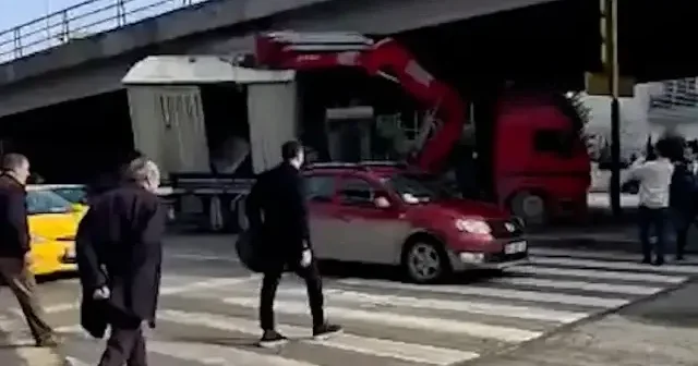 Başkentte konteyner taşıyan vinç köprü altında sıkıştı VİDEO İZLE