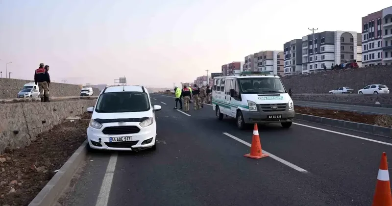 Siverek te feci kaza: Karşıya geçmek isterken 2 aracın altında kaldı