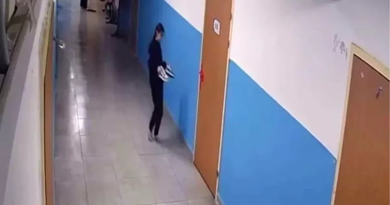 Temizlik İçin Ayakkabılarını Eliyle Taşıyan Öğrenci