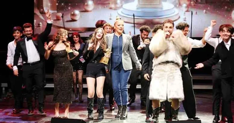 Ünlü rap çinin kürkü ödül törenine damga vurdu: Tahtakale den aldım Sözcü Gazetesi