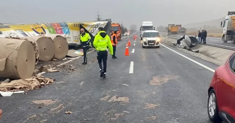 Yaban hayvanı kazaya yol açtı: Devrilen tırın üzerindeki demir plaka başka bir tıra çarptı