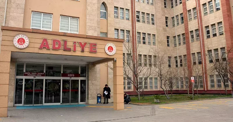 Yapay zekayla kız arkadaşlarının müstehcen fotoğraflarını oluşturan 2 liseli tutuklandı