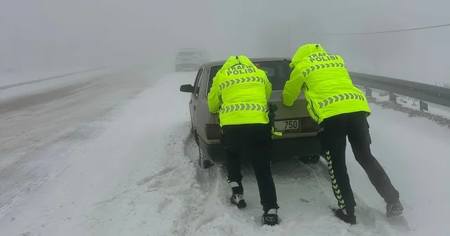 Karla kaplı yollarda mahsur kalan vatandaşların yardımına polis koştu Hatay Haberleri