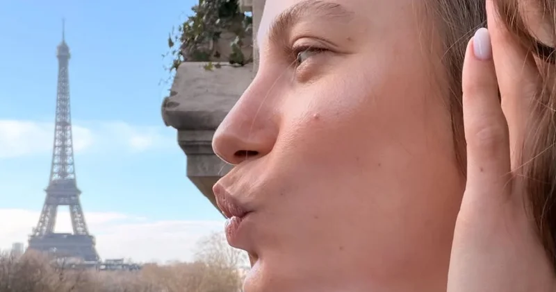 Serenay Sarıkaya dan Eyfel Kulesi ne öpücük