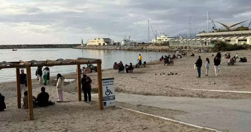 Fırtına sonrası Kuşadası’nda güneş yüzünü gösterdi, sahiller şenlendi