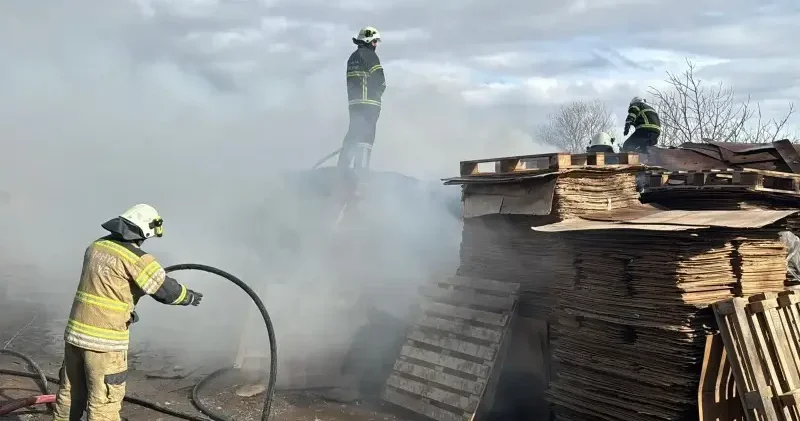 Kütahya da mobilya atıklarının bulunduğu depoda çıkan yangına müdahale ediliyor Kütahya Haberleri