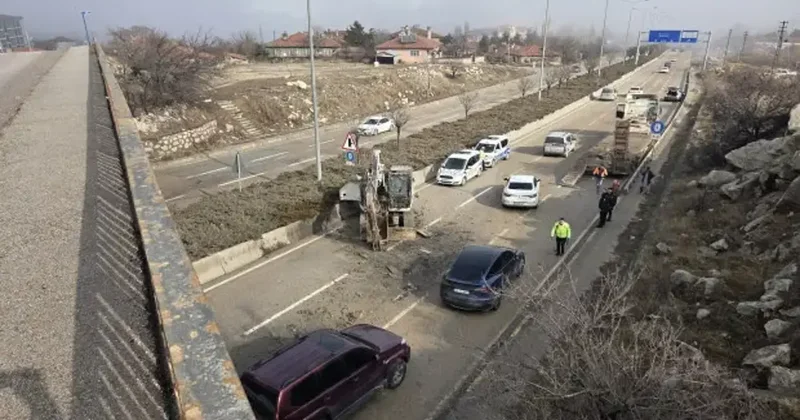 Ankara da facianın eşiğinden dönüldü: Tırdaki kepçe köprüye takılıp yola düştü