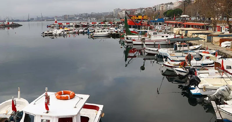 Balıkçılar sis nedeniyle denize açılamıyor