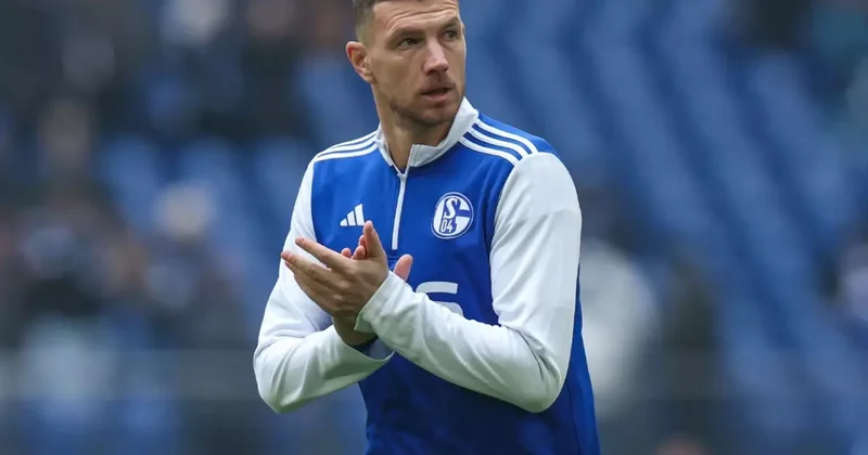 Oyuna sonradan giren Edin Dzeko, 86. dakikada 2 0 geride oldukları maçta kahraman oldu