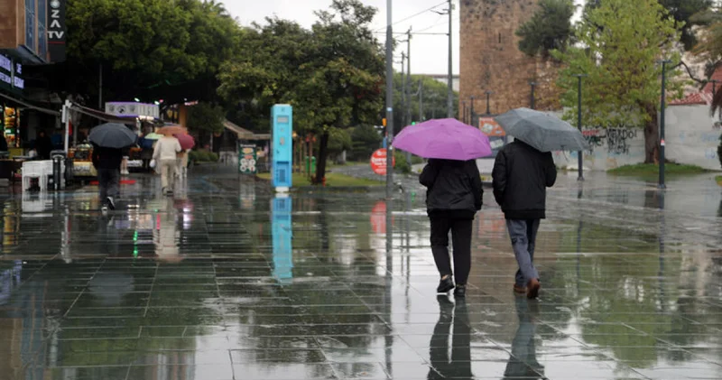 Son dakika: Antalya da devam eden sağanak hayatı olumsuz etkiledi... 190 kilogram yağış düştü, yol çöktü! Son dakika haberleri