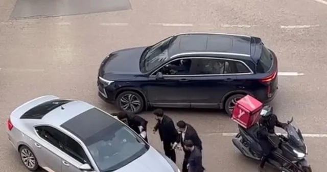 Düğün konvoyundaki araçların arasına girmek isteyen sürücünün otomobilini yumrukladılar Bursa Haberleri